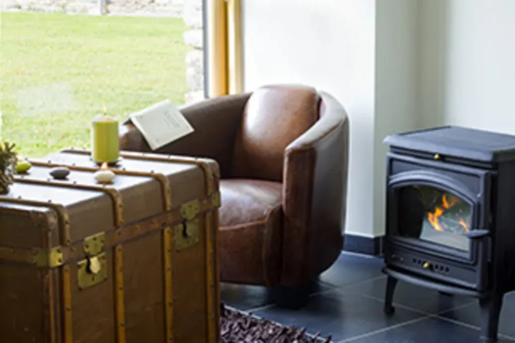 Salon séjour gîte Le Pin — poêle à bois, espace détente couple, gîte charme plain-pied Bois Peschard Quelneuc Morbihan
